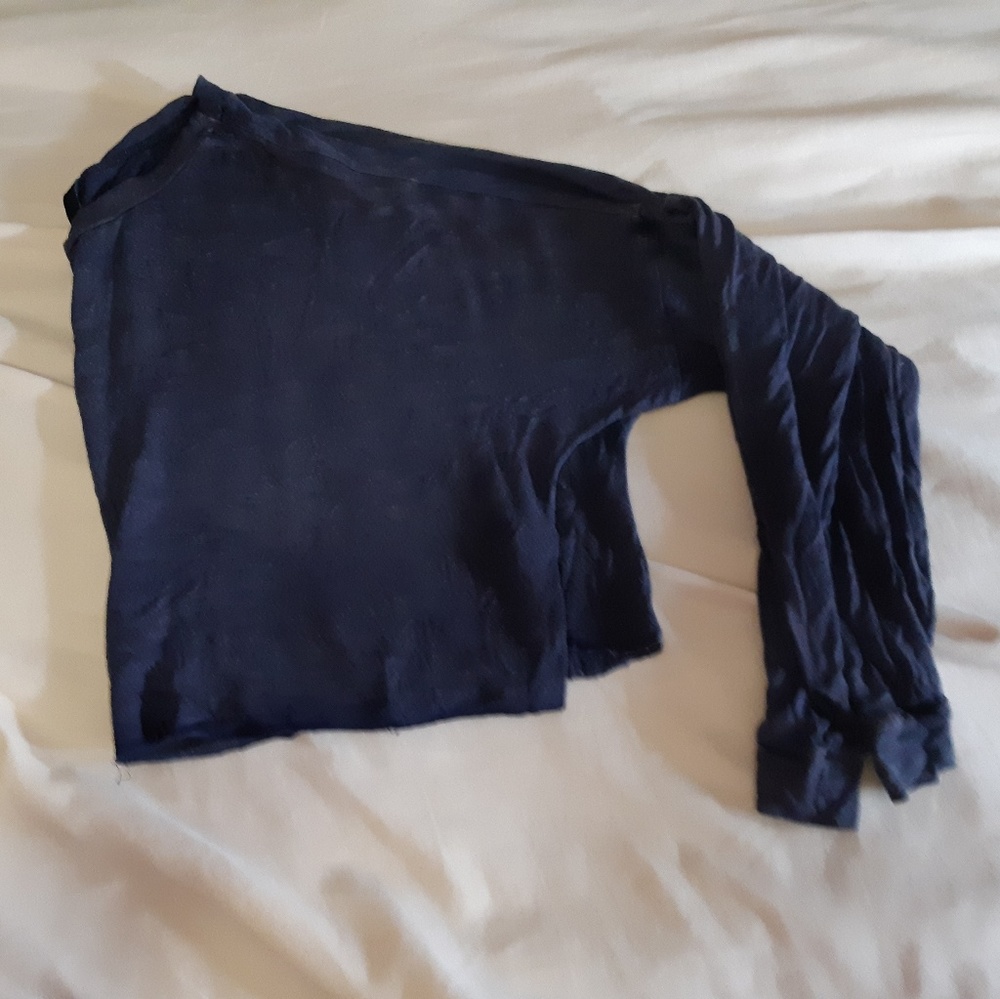 Long sleeve cropped shirt.